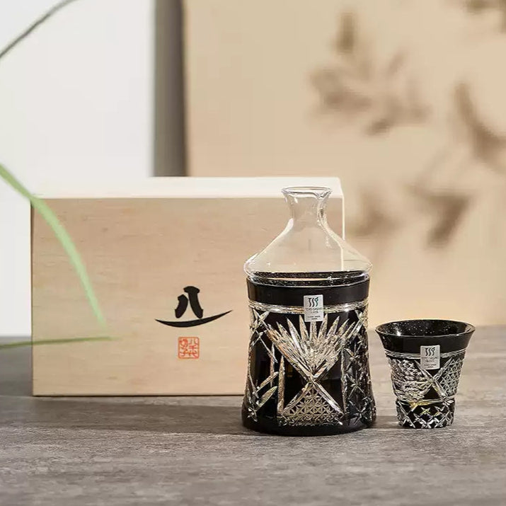 Toyo-Sasaki Yachiyogama Handcrafted Kinpaku Kuro Kiriko Sake Set Collection