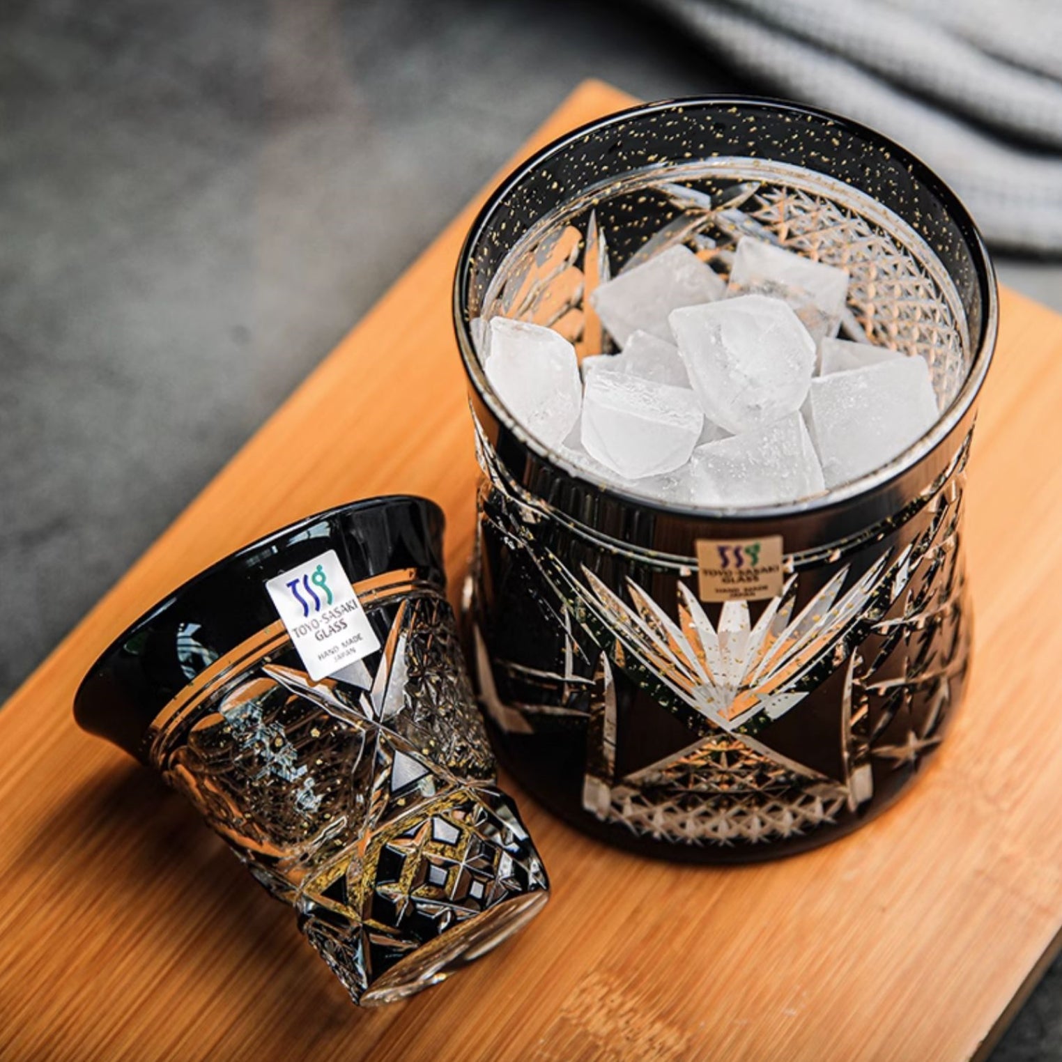 Toyo-Sasaki Yachiyogama Handcrafted Kinpaku Kuro Kiriko Sake Set Collection