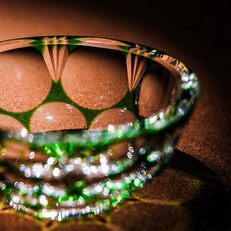 KAGAMI Edo Kiriko Weinglas Jadegrün Hortensie